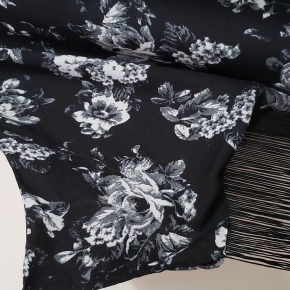 Jules & Jim Floral Print Top - Picture 2 of 10